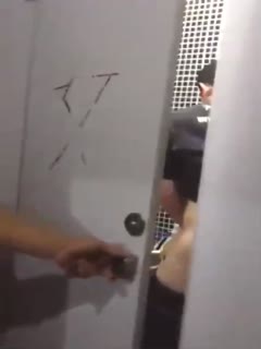 男子在女厕所啪啪被发现_貌似足疗技师和客户被老板发现了_还打了一耳光_好尴尬